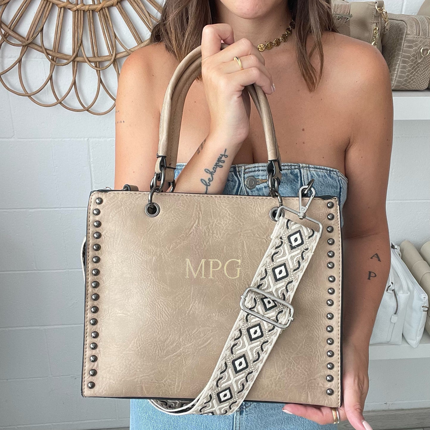 Bolso shopper tachuelas MEDIANO- Color taupe