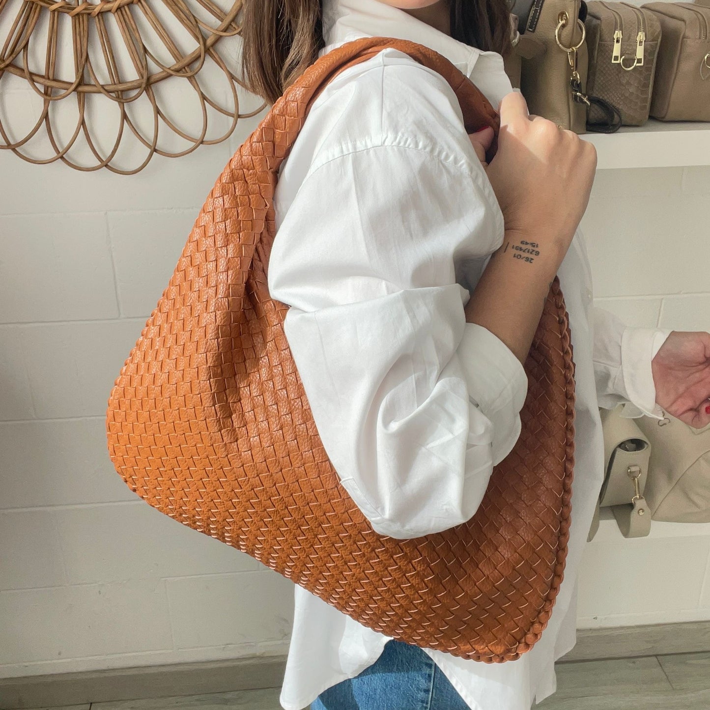 Bolso de mano CRUZADO de piel  - Color camel