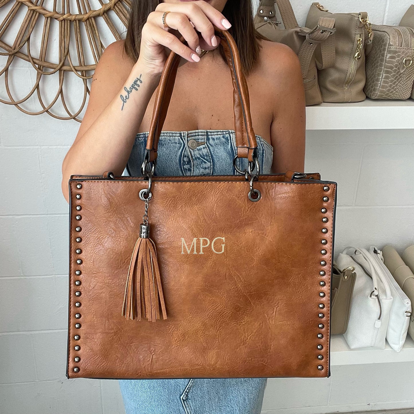 Bolso shopper tachuelas GRANDE  - Color camel