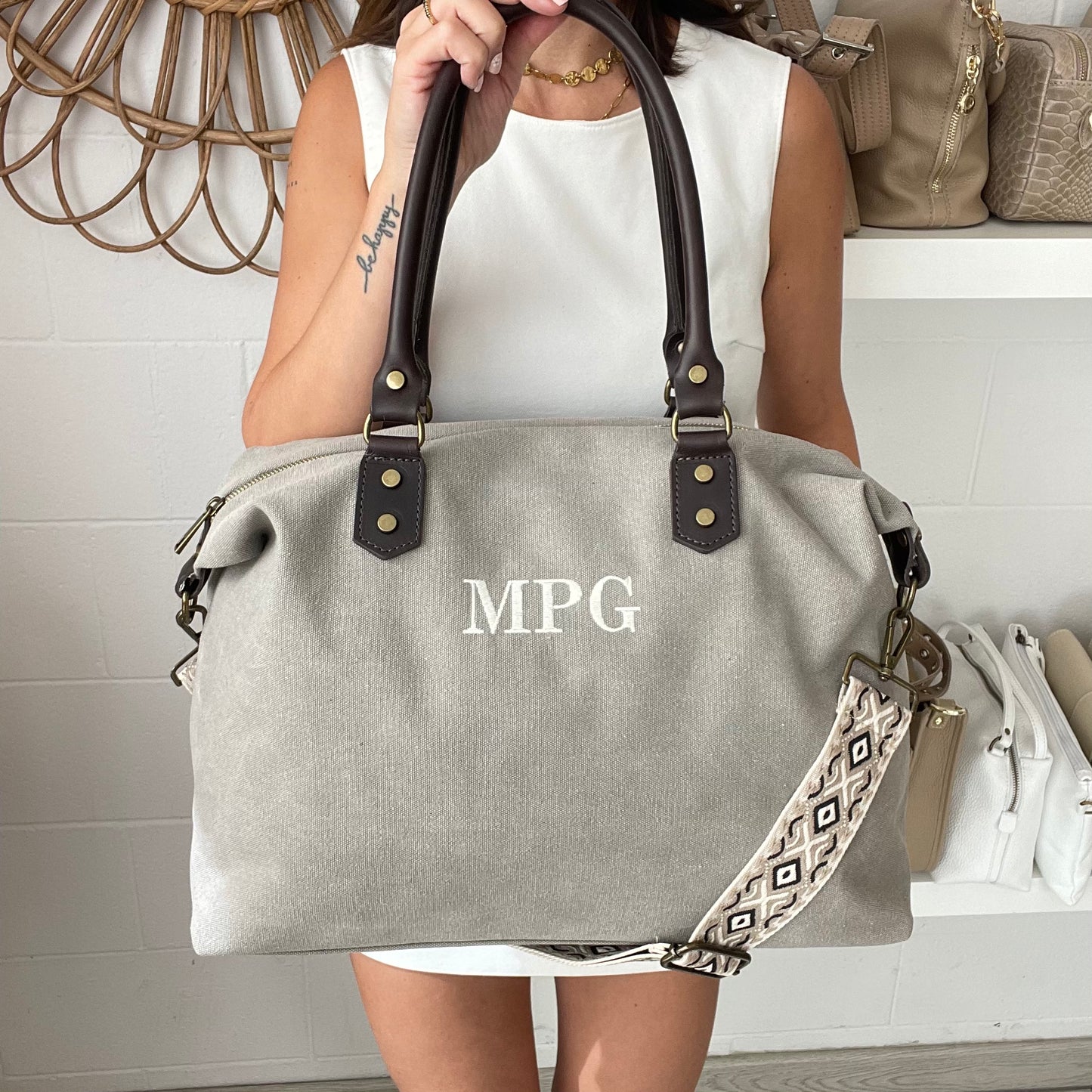 Bolso combinado piel y  loneta con correa étnica  - Color gris claro