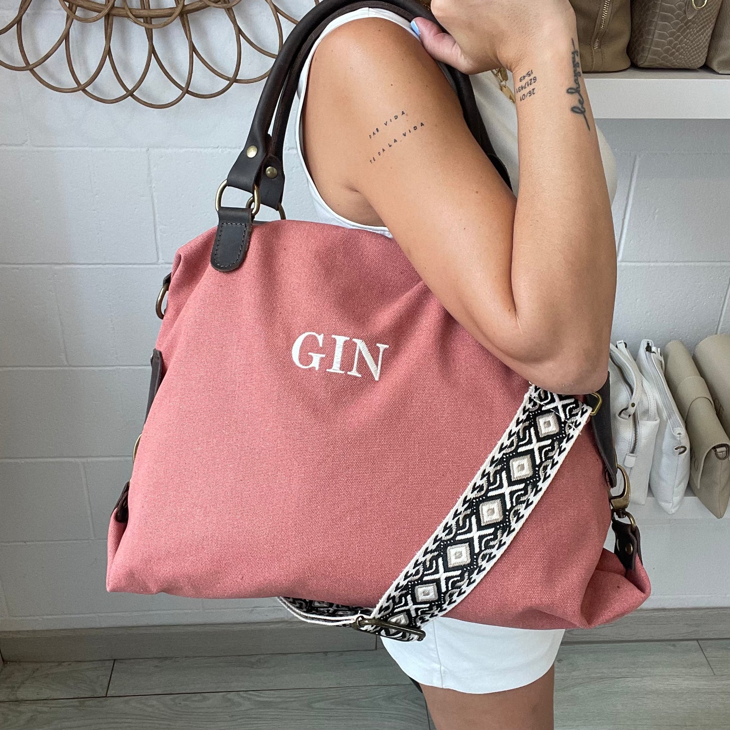 Bolso combinado piel y  loneta con correa étnica  - Color coral