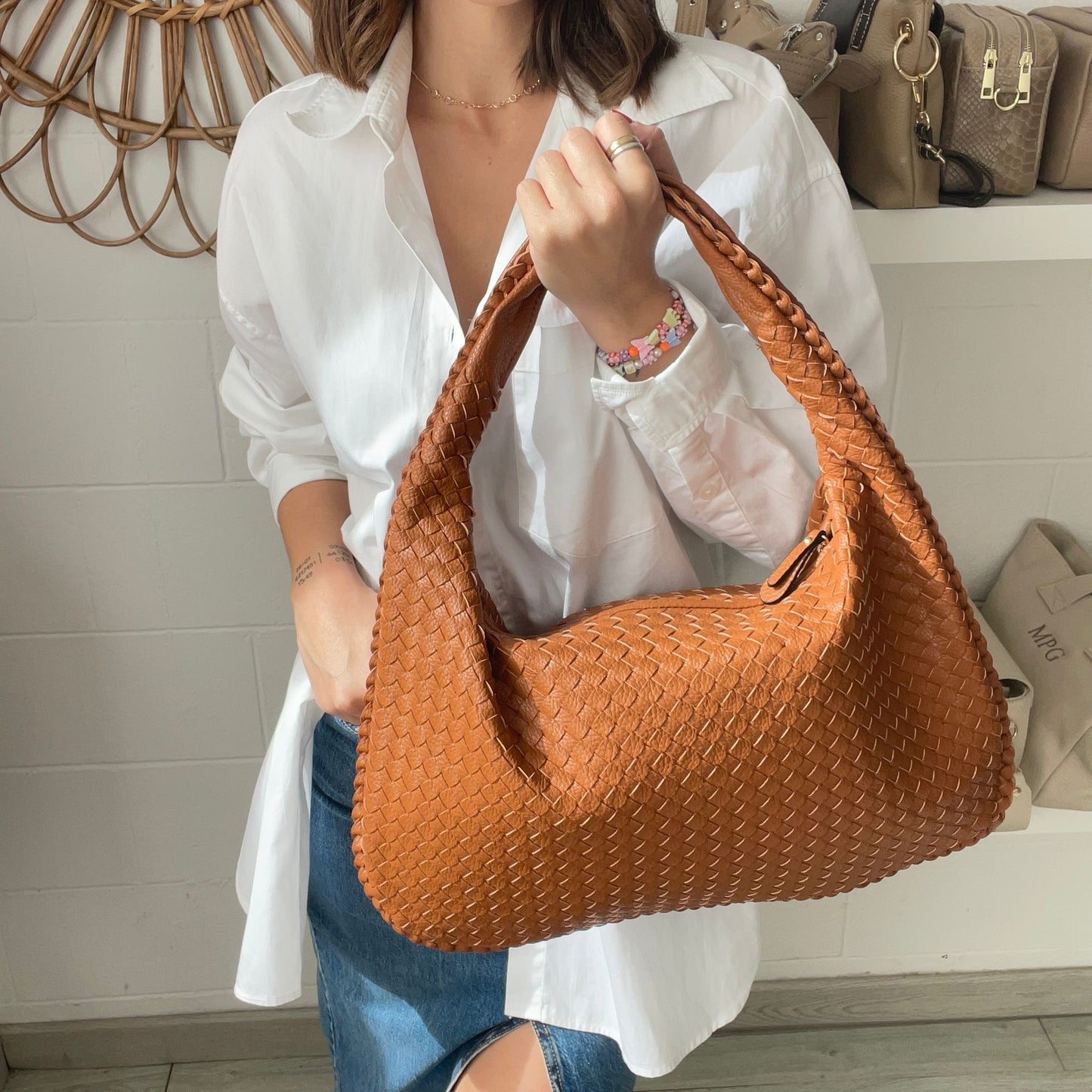 Bolso de mano CRUZADO de piel  - Color camel