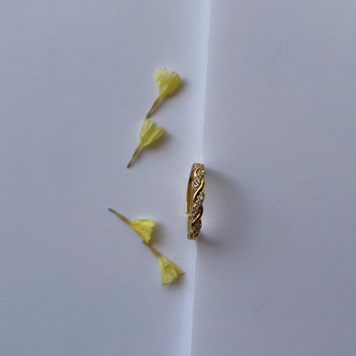 Anillo trenzado con brillantes