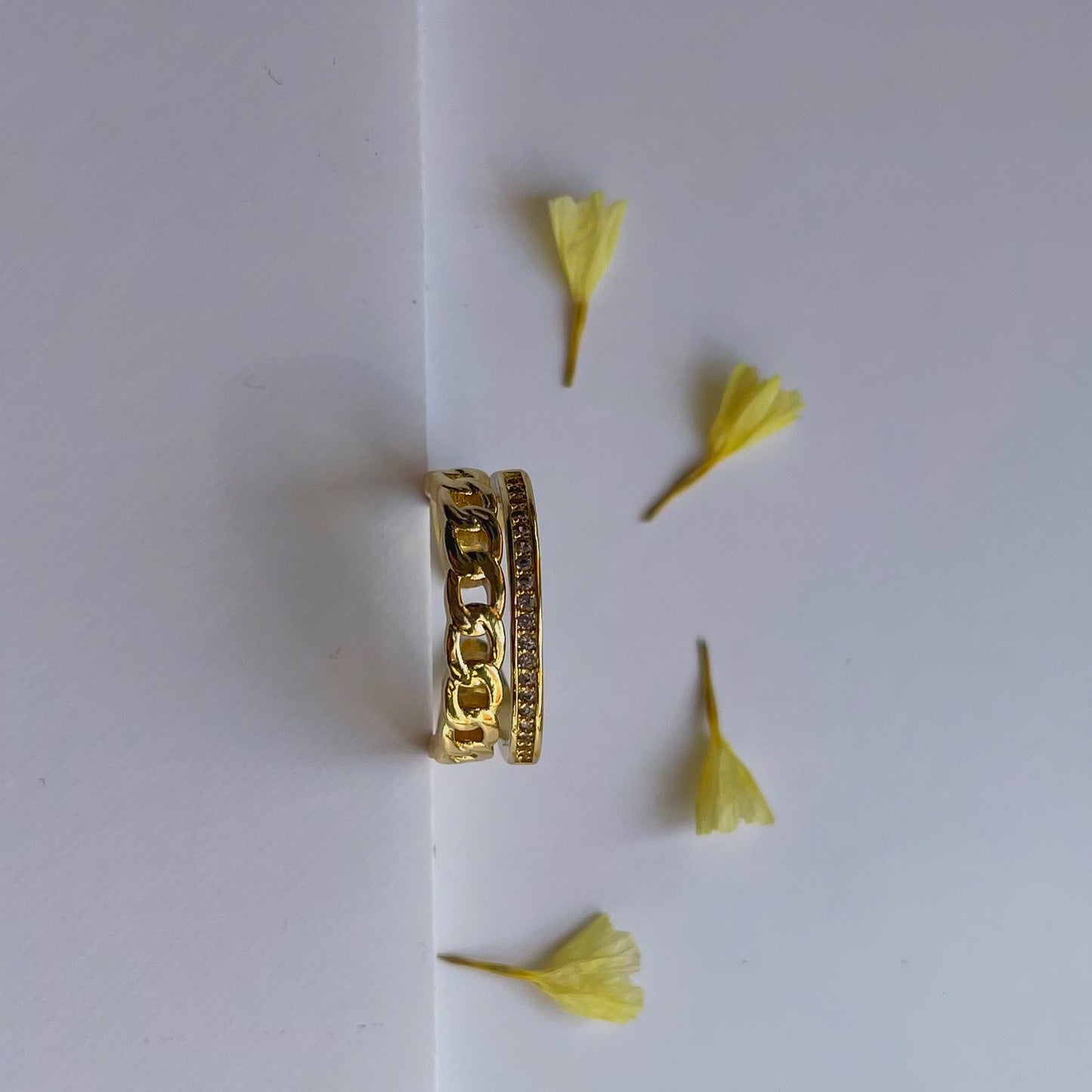 Anillo doble con cadena