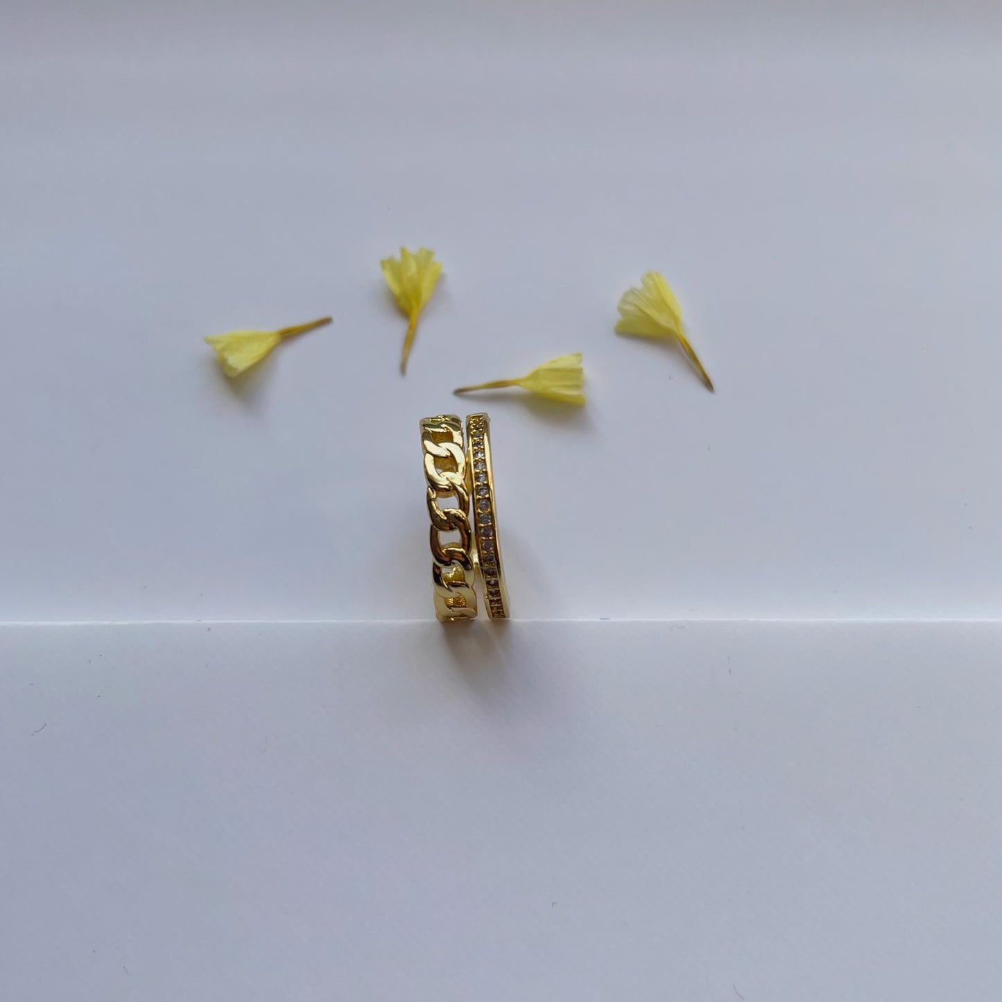 Anillo doble con cadena