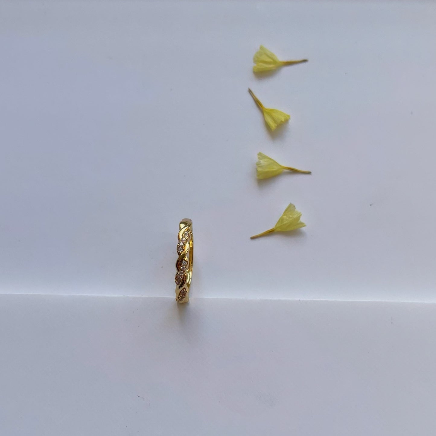 Anillo trenzado con brillantes