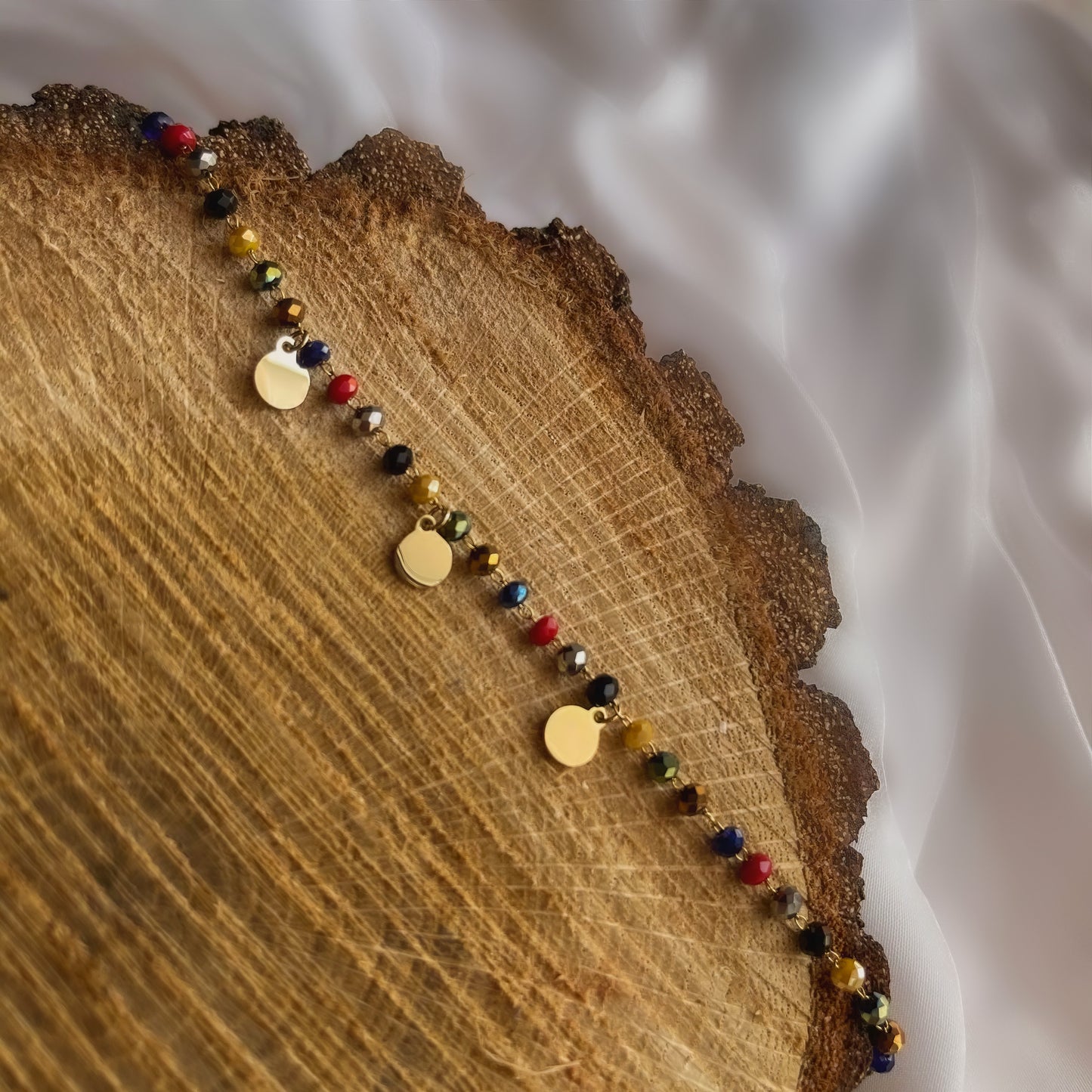 Pulsera multicolor con plaquitas
