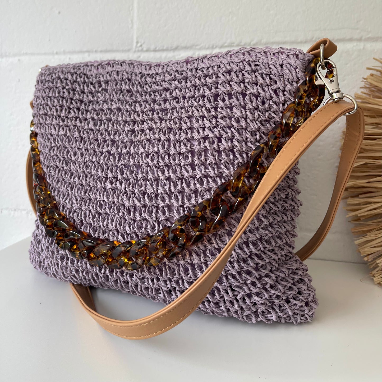 Bolso rafia con cadena
