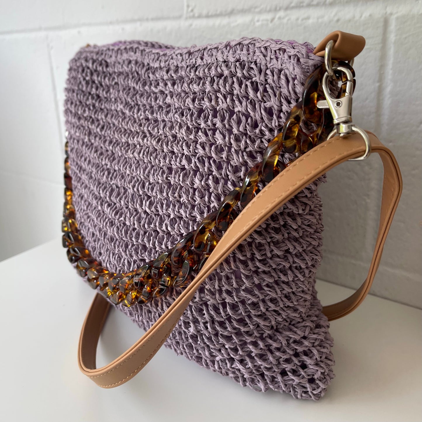 Bolso rafia con cadena
