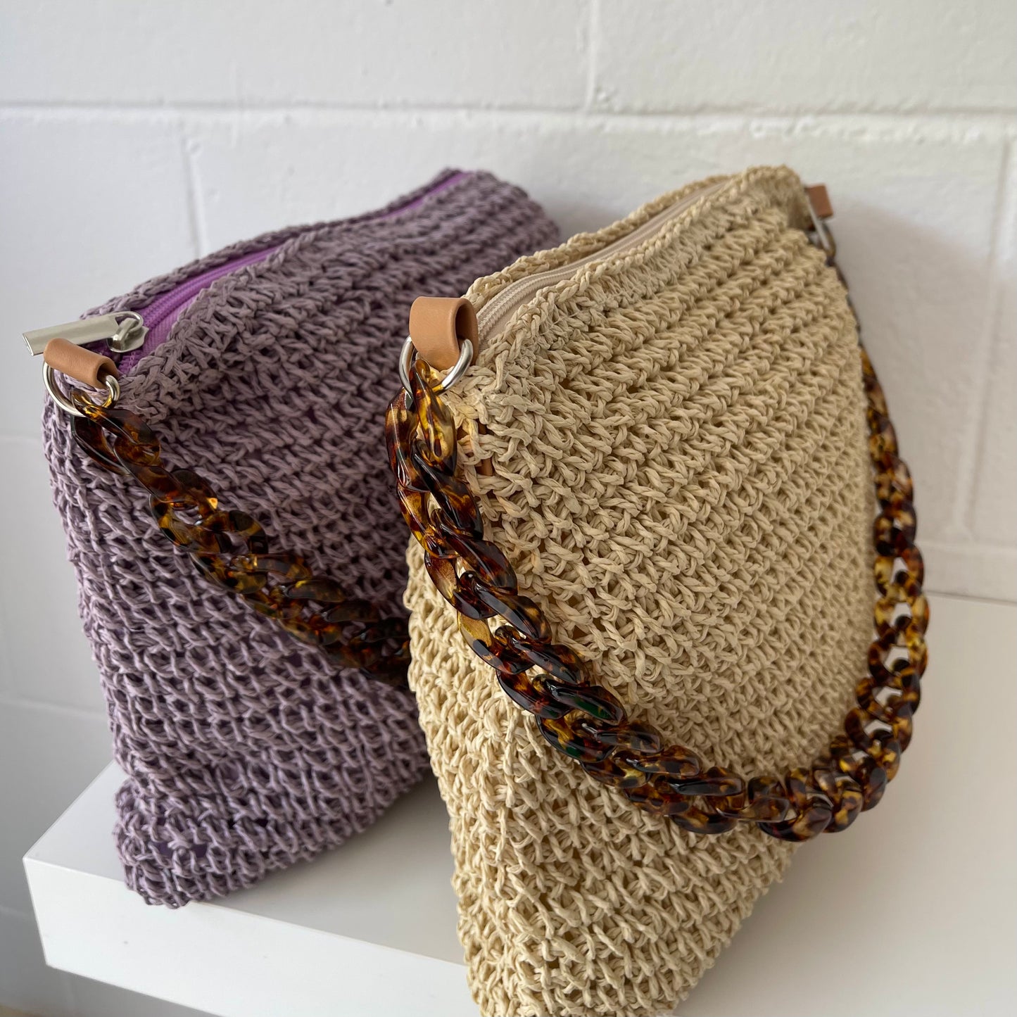 Bolso rafia con cadena