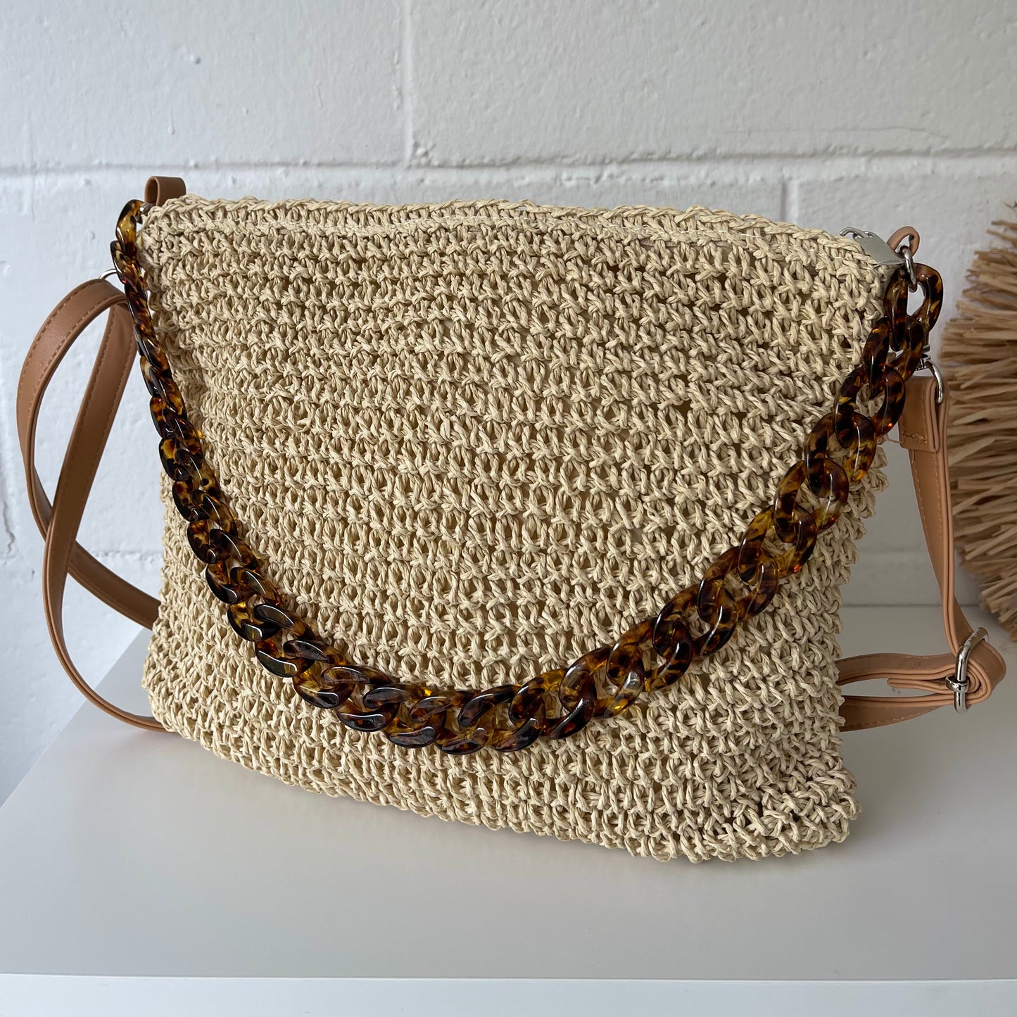 Bolso rafia con cadena