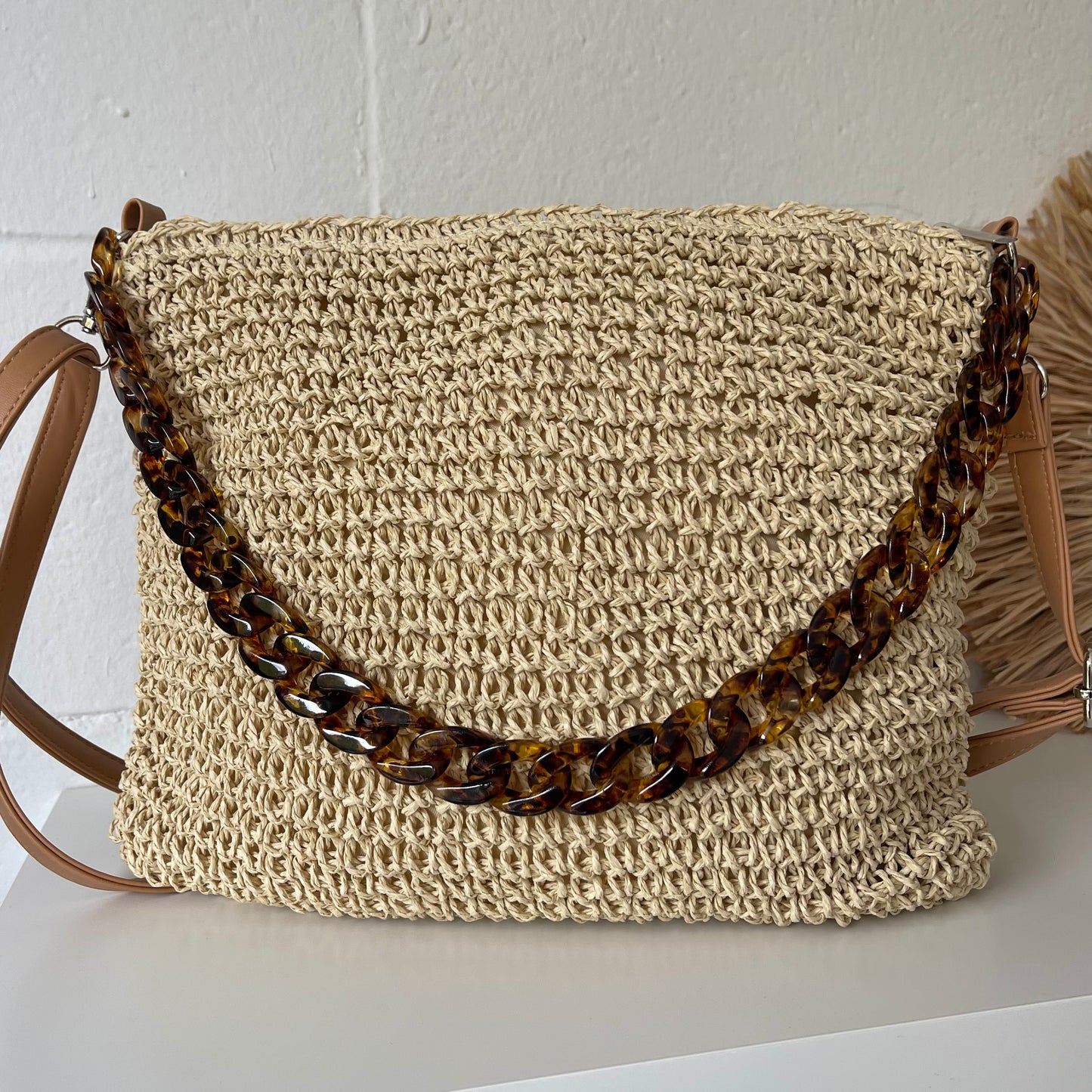 Bolso rafia con cadena