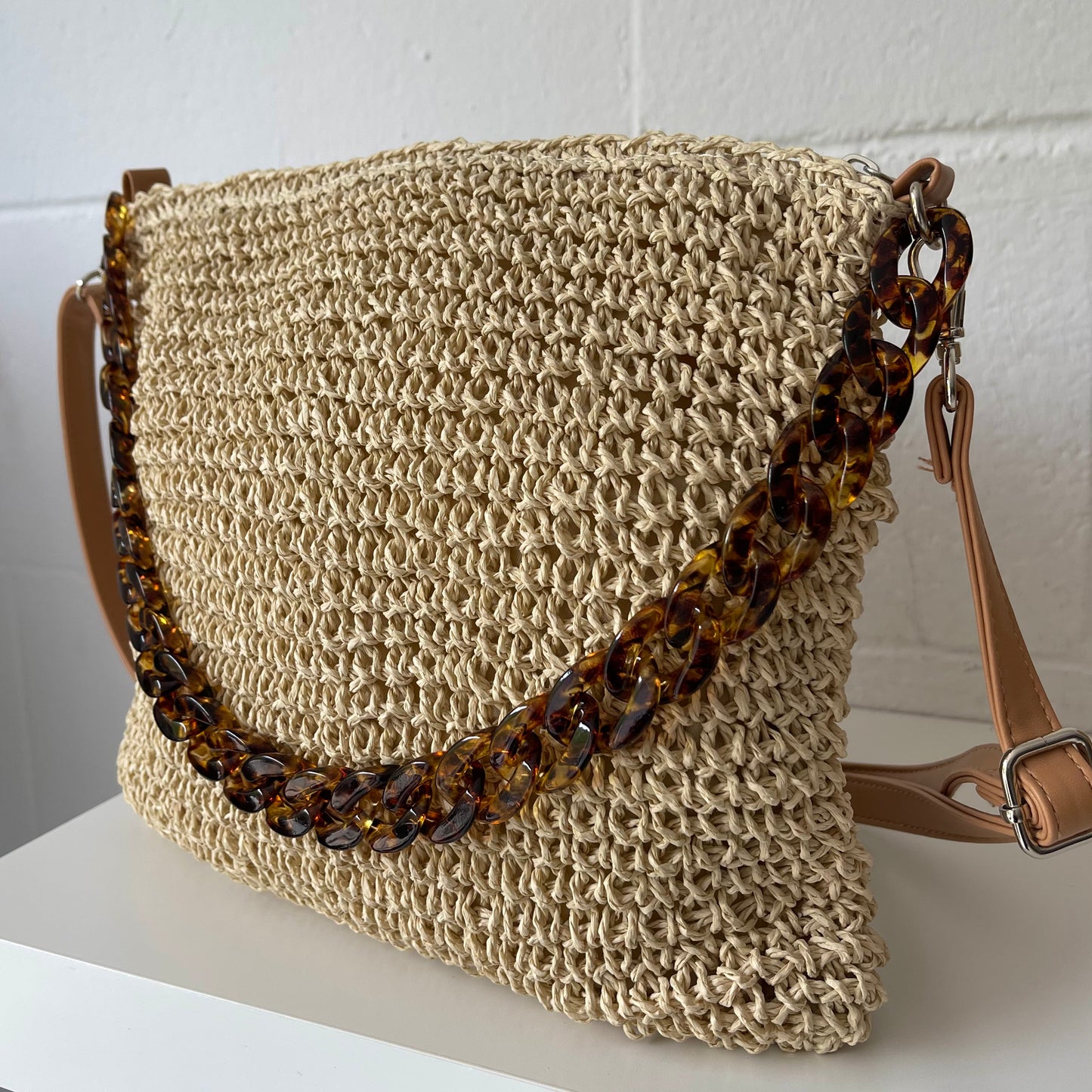 Bolso rafia con cadena