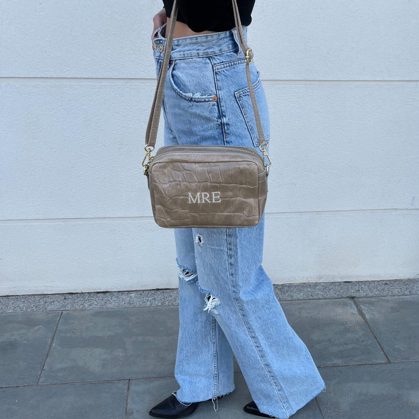 Bolso coco personalizado con iniciales bordadas. Taupe