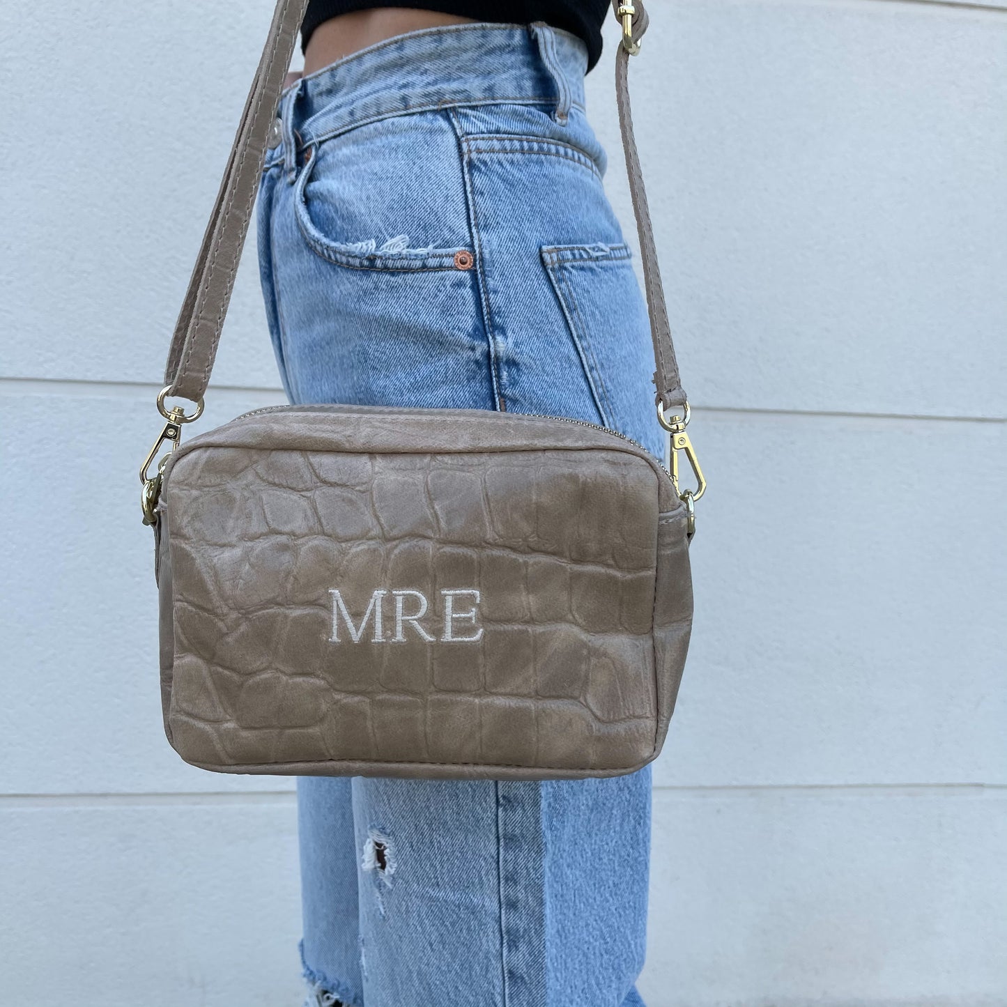 Bolso coco personalizado con iniciales bordadas. Taupe