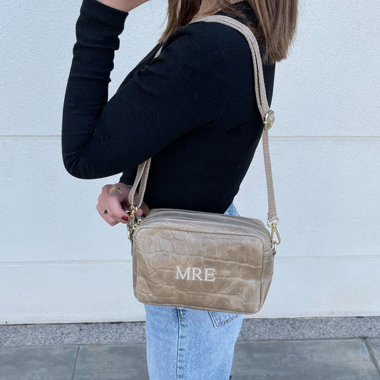 Bolso coco personalizado con iniciales bordadas. Taupe