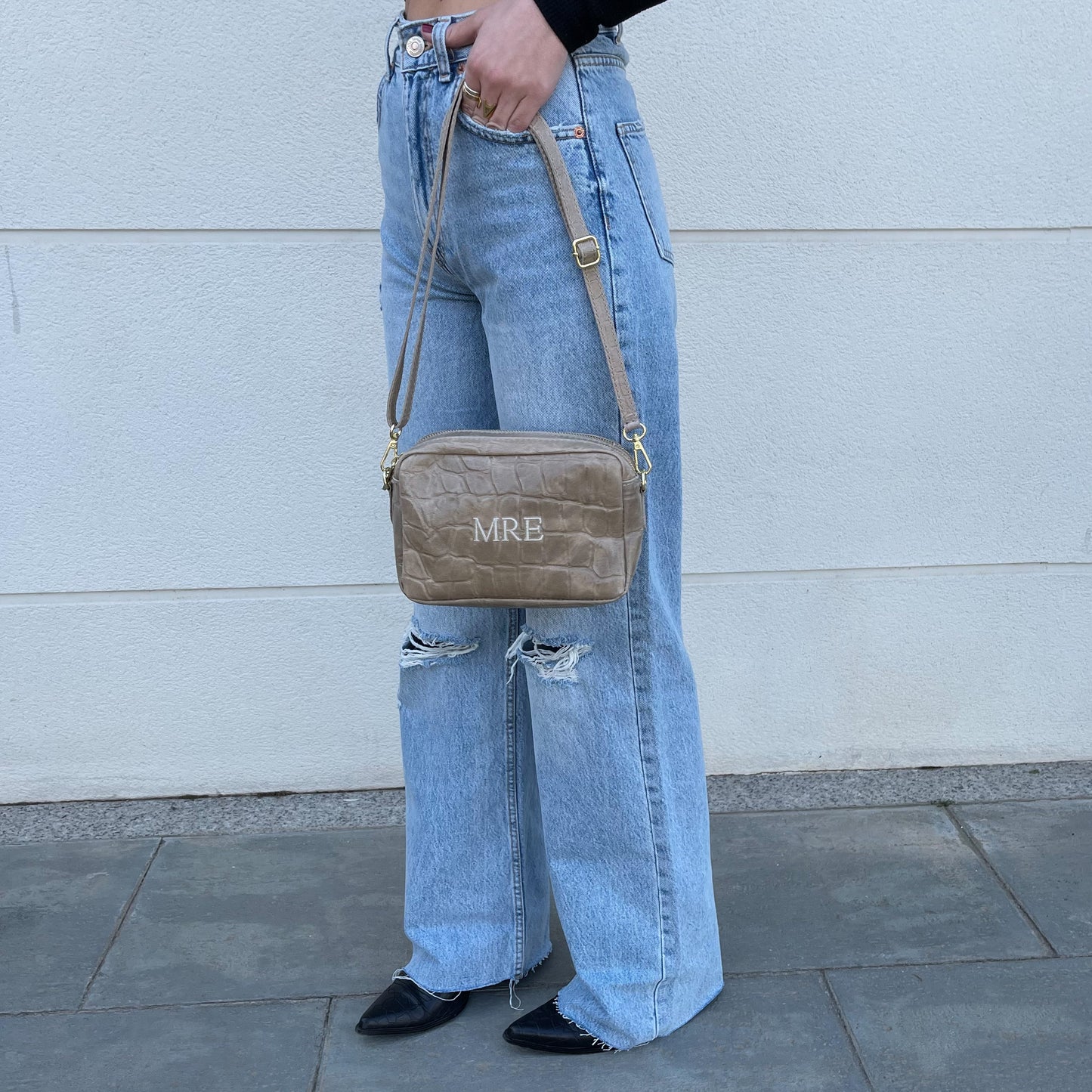 Bolso coco personalizado con iniciales bordadas. Taupe
