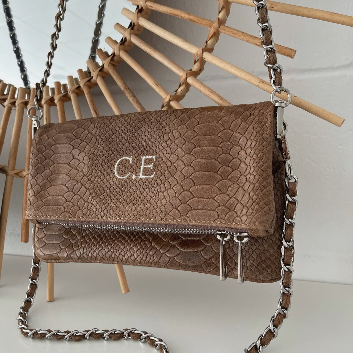Bolso doble piel cadena print -taupe