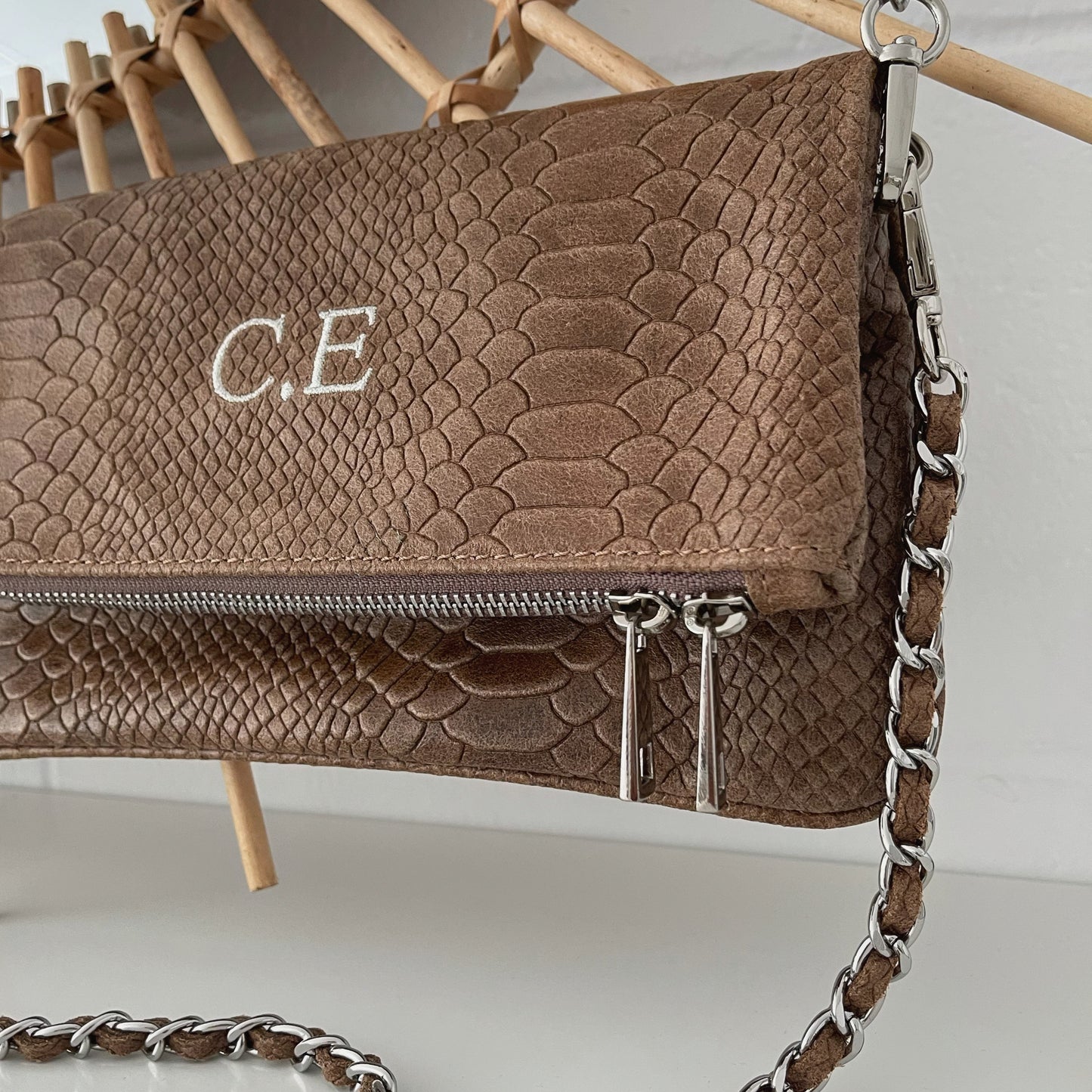 Bolso doble piel cadena print -taupe